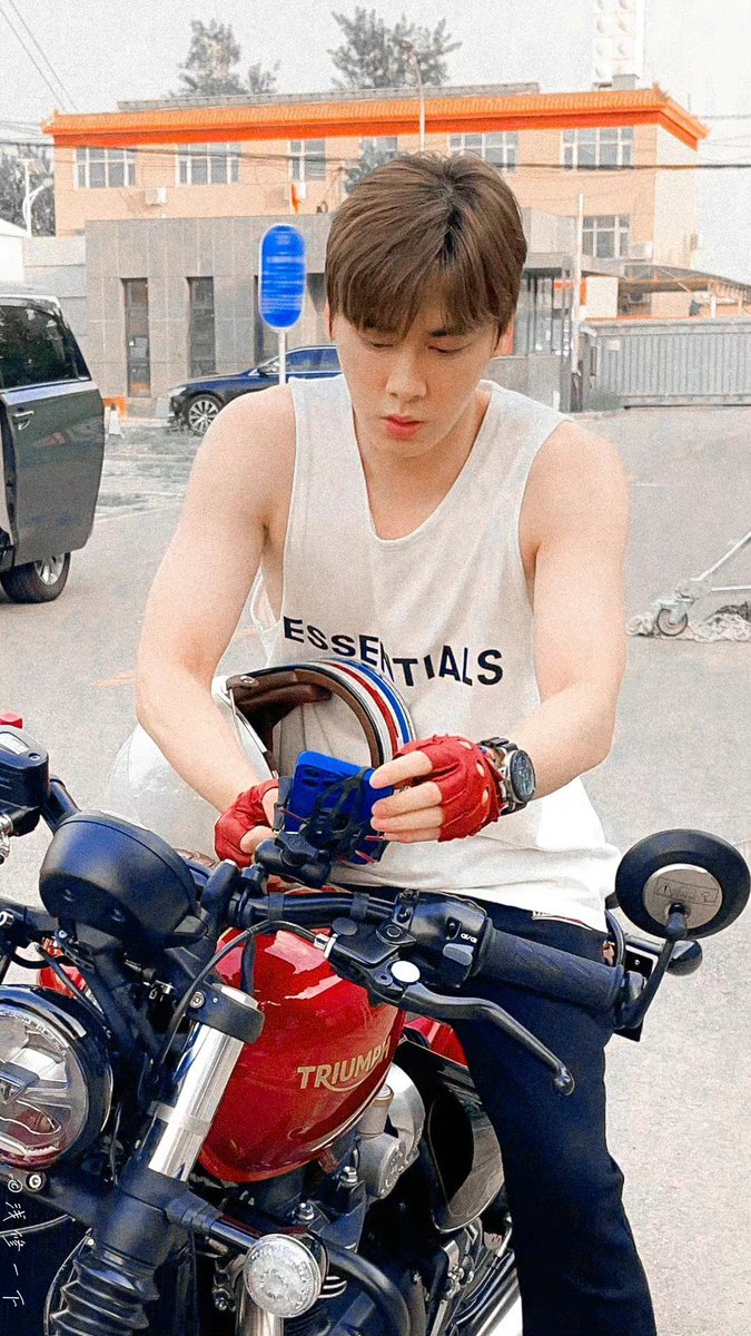 What muscles Our Fengfeng ♥️♥️♥️♥️♥️We loveyou and miss you always
#LiYifeng #evanyifenglee #LýDịchPhong #りいふう #이역봉 #lyf #李易峰 #loveyouforever 
facebook.com/LiyifengNews