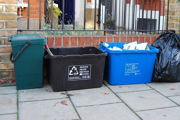 ⚠️ WASTE & RECYCLING COLLECTION UPDATE

Due to the high temperatures forecasted, household waste, recycling and garden waste collections will start at the earlier time of 6am this week, to protect our collection crews' health.