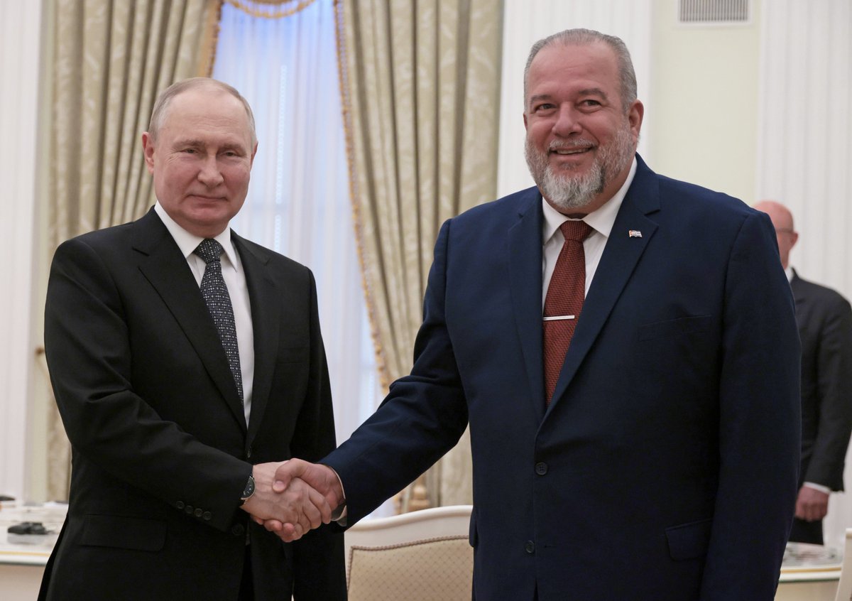 🇷🇺🇨🇺 El Presidente de Rusia, Vladímir Putin, se reunió en Moscú con el Primer Ministro de Cuba @MMarreroCruz.

💬 Vladímir Putin: Nuestras relaciones se están desarrollando a pesar de todas las dificultades de la actualidad.

Sepa más 👉 t.me/MAERusia/2370

#RusiaCuba