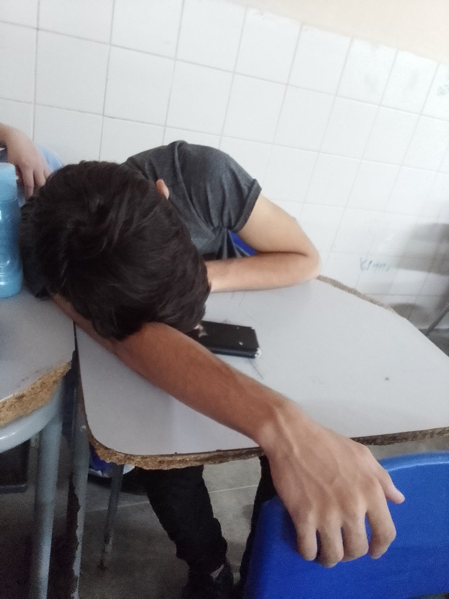 sonnyiuw's tweet photo. Eu às 10hr : Pablo vou dormir, quando a tia chamar pra entregar as atividades, me acorda
Pablo: tá certo, chamo sim
Eu acordando 10:40 e vendo que a aula tinha acabar 
Procurei o Pablo
O Pablo dormindo também : https://t.co/gEA6BG0atx