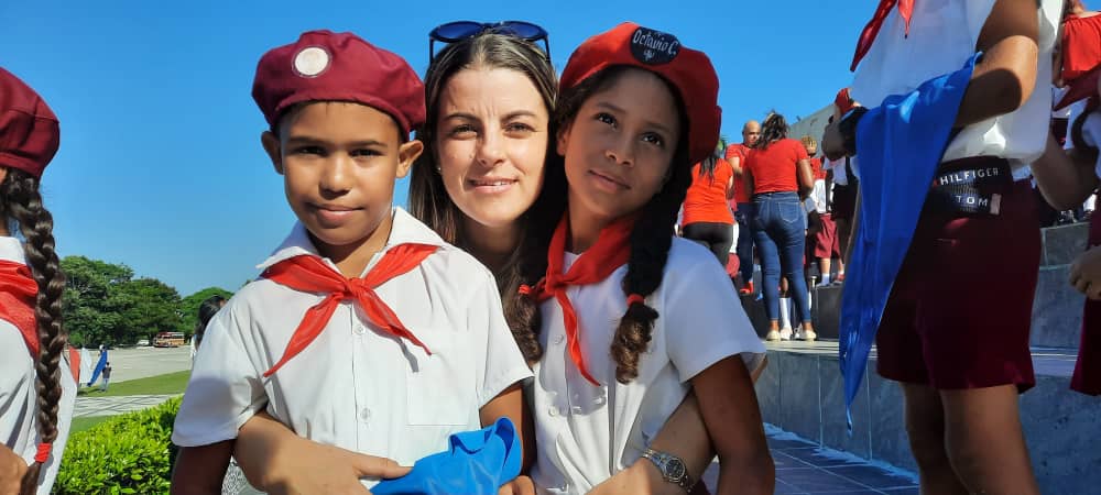 AylinAlvarezG's tweet photo. Desde la Plaza del Che en #SantaClara. Pioneros por el comunismo ¡ Seremos #ComoElChe !
@DiazCanelB @DrRobertoMOjeda @UJCdeCuba https://t.co/u5zYMKQX8t