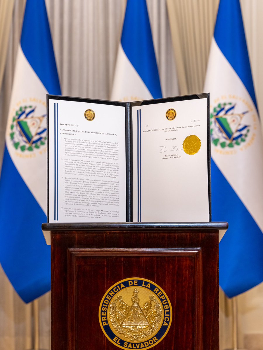 nayibbukele's tweet image. Este día, luego del voto democrático y abrumador de la Asamblea Legislativa, he firmado, y autorizado que se convierta en ley, la total reorganización de la división político administrativa de El Salvador, reduciendo las alcaldías de nuestro país, de 262 a 44.

¡HISTORIA! 🇸🇻
