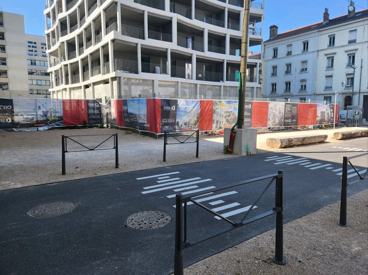 Innotech_D's tweet image. Vistaflex M290 Mesh Banner without Liner is used all over the place for simple branding on heras fences as well as other outdoor spaces where air permeability is important.  Here&apos;s one spotted in France!

bit.ly/3MOvUNq 

#innotech #meshbanner #grandformatprintmedia