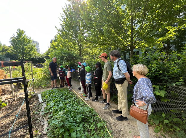 cscefia's tweet photo. Le CLAS a pu profiter d’une visite du "Jardin des Coopains" au #parcmartinlutherking pour découvrir plein de plantes et goûter à des framboises. Cela a affermi le lien entre le centre CEFIA et les démarches écologiques.
#ecologie #centresocial #paris17 #asso17 #jardinpartagé https://t.co/EHXFNnXPxJ