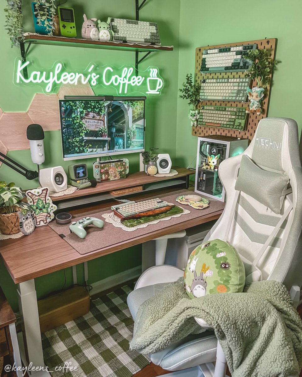 A Mini Gaming Setup Update 🧺🌿

Decided to declutter a bit and rearrange my items 🫶🏻