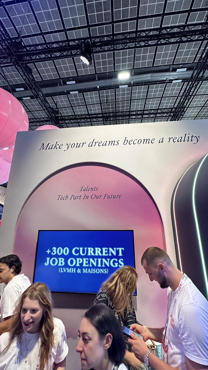 th_de_ma's tweet photo. Sur le stand du groupe @LVMH, 300 postes tech et IT sont à pourvoir, mais les équipes RH sur place annoncent des milliers de postes à pourvoir dans le groupe : métiers d’art, vente, fonctions support… > https://t.co/IRCW7RCi1w #TechPartInOurFuture #AvecPôleEmploi #Vivatech https://t.co/RgiOjIZ3YL