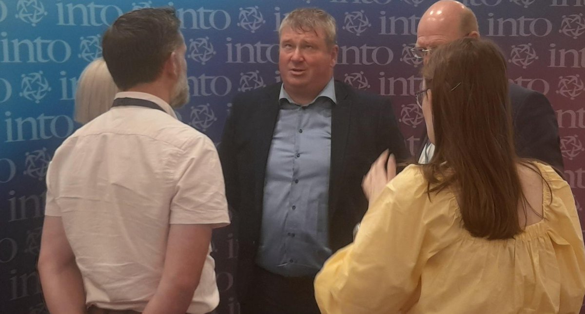 INTOnews's tweet photo. Senator Martin Conway deep in discussion with INTO reps at #INTOlobbyday. #Budget24 must cut average primary class sizes by 2 in all Deis, non-Deis and special schools, to enable teachers meet the broad spectrum of pupil needs and spend more time with each child.
#ReduceClassSize https://t.co/LjIII5SXJX