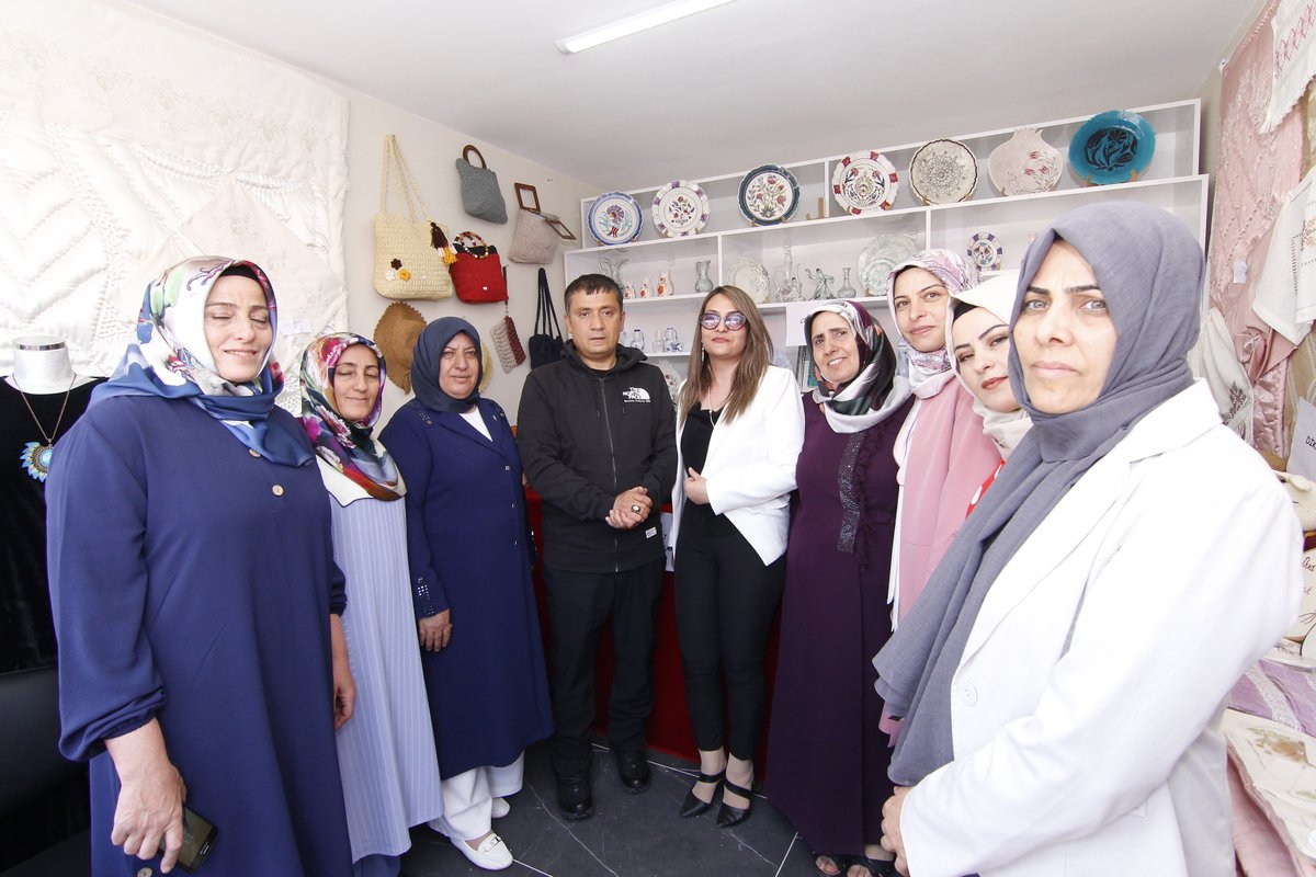 Kaymakamlığımız bünyesinde hizmet veren Aile Destek Merkezleri için Sahilyolunda açtığımız sergi stantları büyük ilgi görüyor.
Sahilkent Aile Destek Merkezi'nin standını ziyaret eden Kaymakamımız Dr. <a href="/nmehmetbeyoglu/">Dr. Nuri MEHMETBEYOĞLU</a>, el emeği göz nuru ürünleri yakından inceledi.