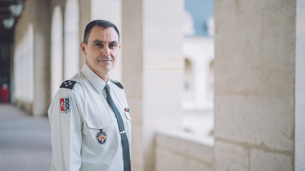 Defense_SL's tweet image. 🎙️Pour ce #DEFCAST, nous recevons le @Gouv_mili_Paris. 
A un mois du défilé du #14Juillet, il évoque l&apos;organisation de ce RDV incontournable et toutes les facettes méconnues de sa fonction. Un entretien tout en pudeur et humanité.
podcastics.com/podcast/episod…