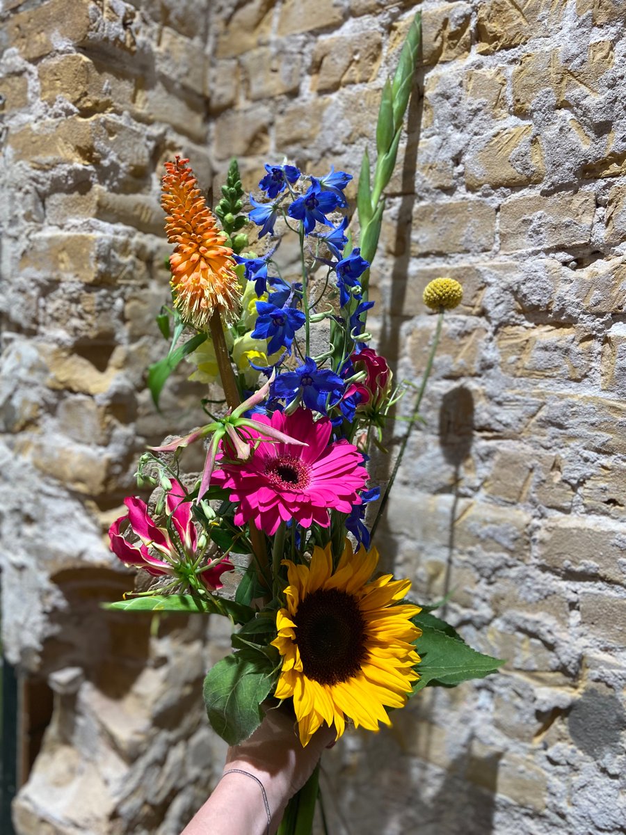 Gefeliciteerd 🍾 voor de gene die zijn geslaagd.
#geslaagd #gefeliciteerd #bloemen