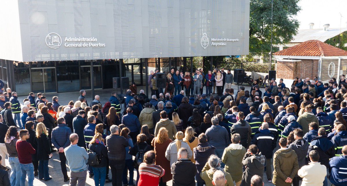 AgrupVyBPtoBsAs's tweet photo. ¡Masivo encuentro de la familia de  @AGPuertos! En un clima de alegría y fraternidad, nos reunimos con lxs compañerxs para informarles sobre el logro alcanzado por nuestra empresa con la Derogación del Decreto 870/18, la VNT y otras novedades de gestión. https://t.co/TWeT5wEy0g