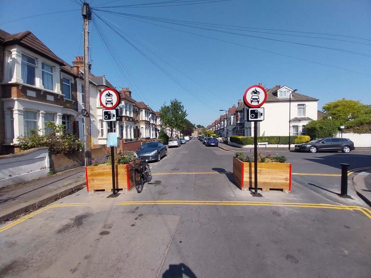Labourstone's tweet image. Total transformation of #ScarboroughRdE11 in @wfcouncil with the addition of this new camera enforced #ModalFilter. Supporting people to #walk 🚶‍♂️🚶‍♀️&amp;amp; cycle 🚴‍♀️🚴‍♂️ #MiniLTNs #Planting 🪴🌼🌸 #Bees 🐝🐝🐝 #Pollinators 🦋🦋🦋 @WeSupportWFMH @HSscorecard @willnorman @_wearepossible