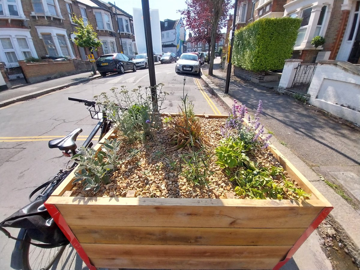 Labourstone's tweet image. Total transformation of #ScarboroughRdE11 in @wfcouncil with the addition of this new camera enforced #ModalFilter. Supporting people to #walk 🚶‍♂️🚶‍♀️&amp;amp; cycle 🚴‍♀️🚴‍♂️ #MiniLTNs #Planting 🪴🌼🌸 #Bees 🐝🐝🐝 #Pollinators 🦋🦋🦋 @WeSupportWFMH @HSscorecard @willnorman @_wearepossible