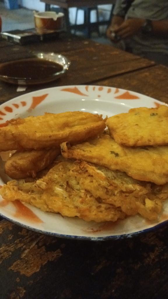 adhenan's tweet photo. @dewaKEMENYAN @JambiNoor @jwaluyo @Mairaji7 @qqandi @SeringanAwan @isal_wardhana Pisang goreng aja nah https://t.co/zSQO9HaiCc