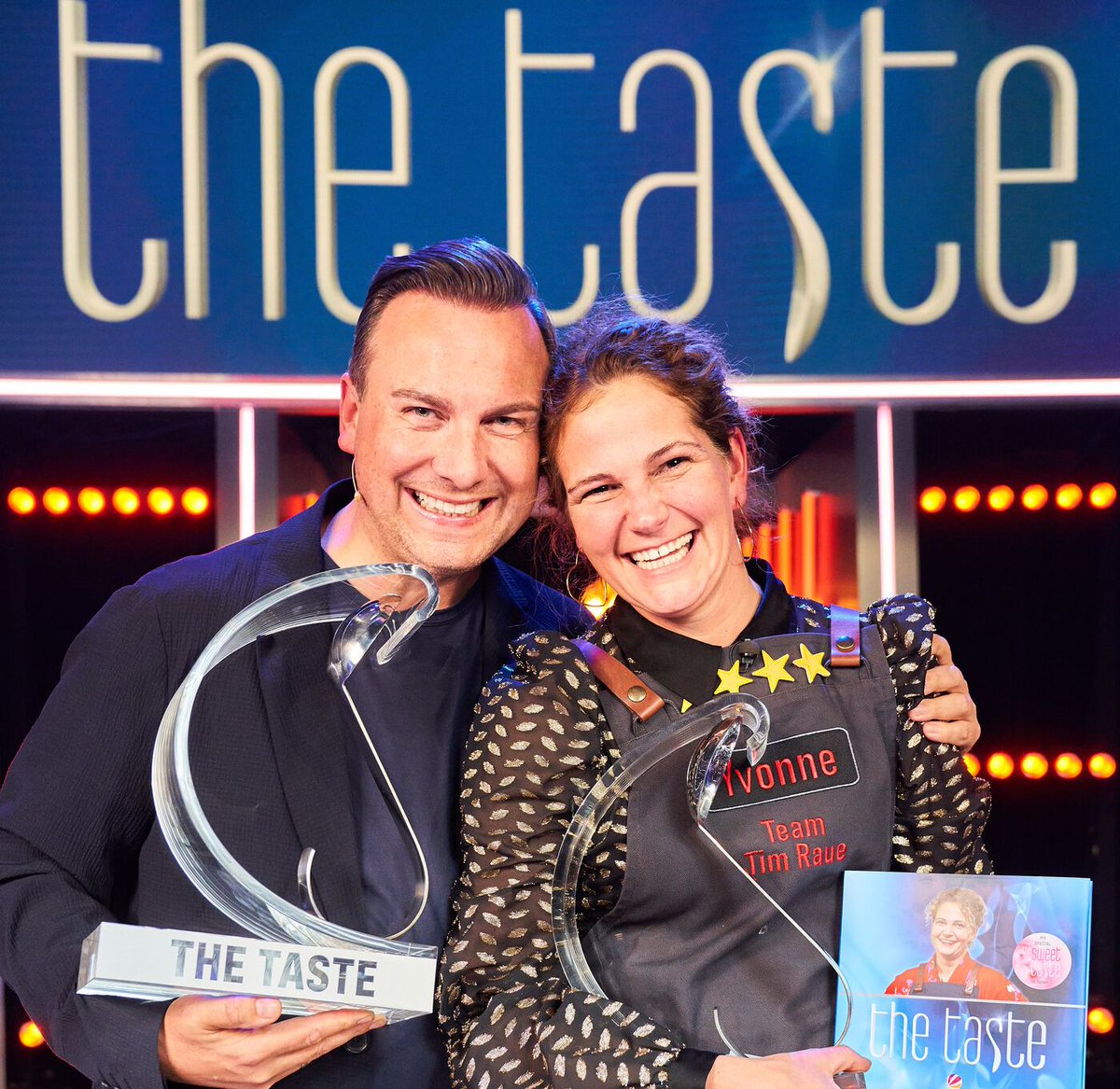 sat1's tweet photo. Herzlichen Glückwunsch! ⭐ Yvonne aus Tim Raues #TeamRot gewinnt die 11. Staffel #TheTaste. 🏆 Ihr Kochbuch von https://t.co/IWiopIg4yT gibt es ab sofort im Handel. https://t.co/rbaKagRvTH