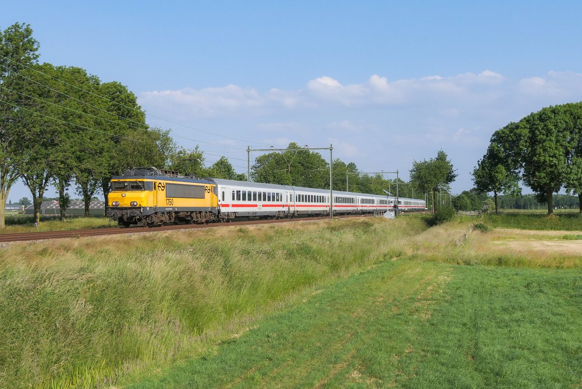 Thetransportgu1's tweet photo. The weather has been great for the past few weeks, so I took the opportunity to get a few photos of some (clean!) NS 1700s in their final months of service. https://t.co/RBUy4vTi8u