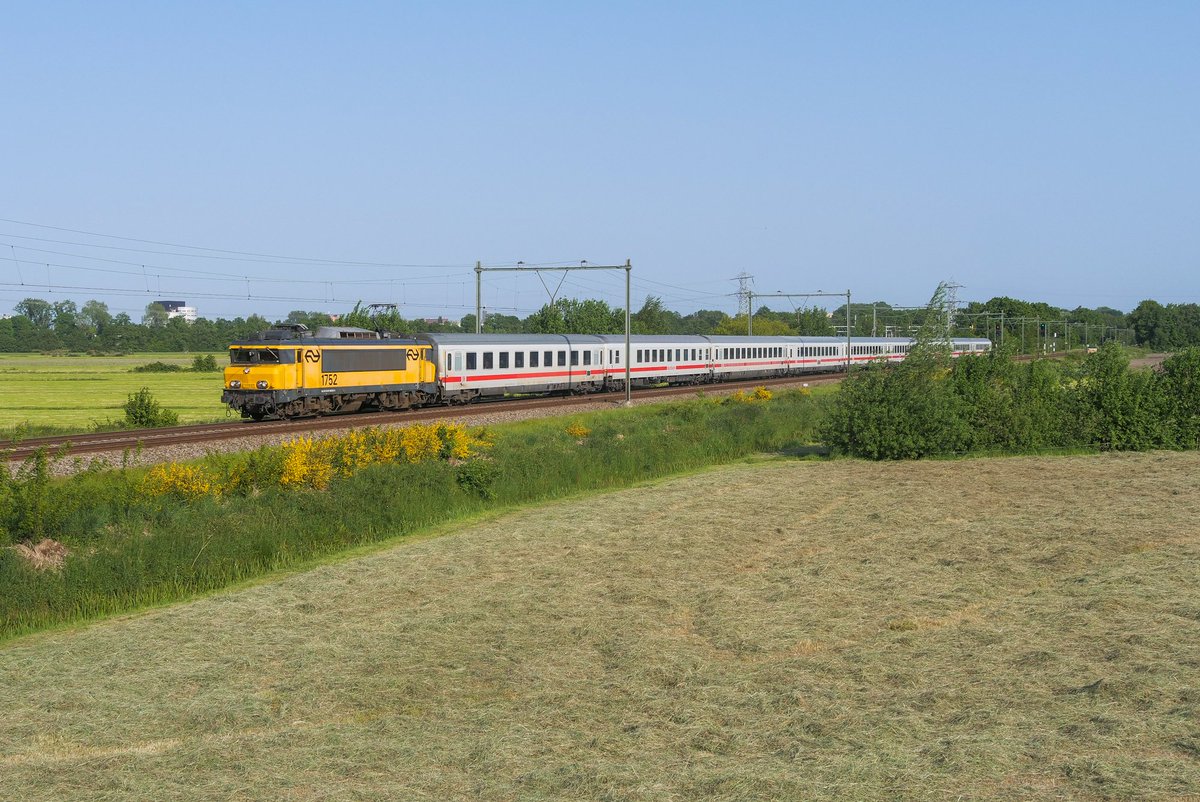 Thetransportgu1's tweet photo. The weather has been great for the past few weeks, so I took the opportunity to get a few photos of some (clean!) NS 1700s in their final months of service. https://t.co/RBUy4vTi8u