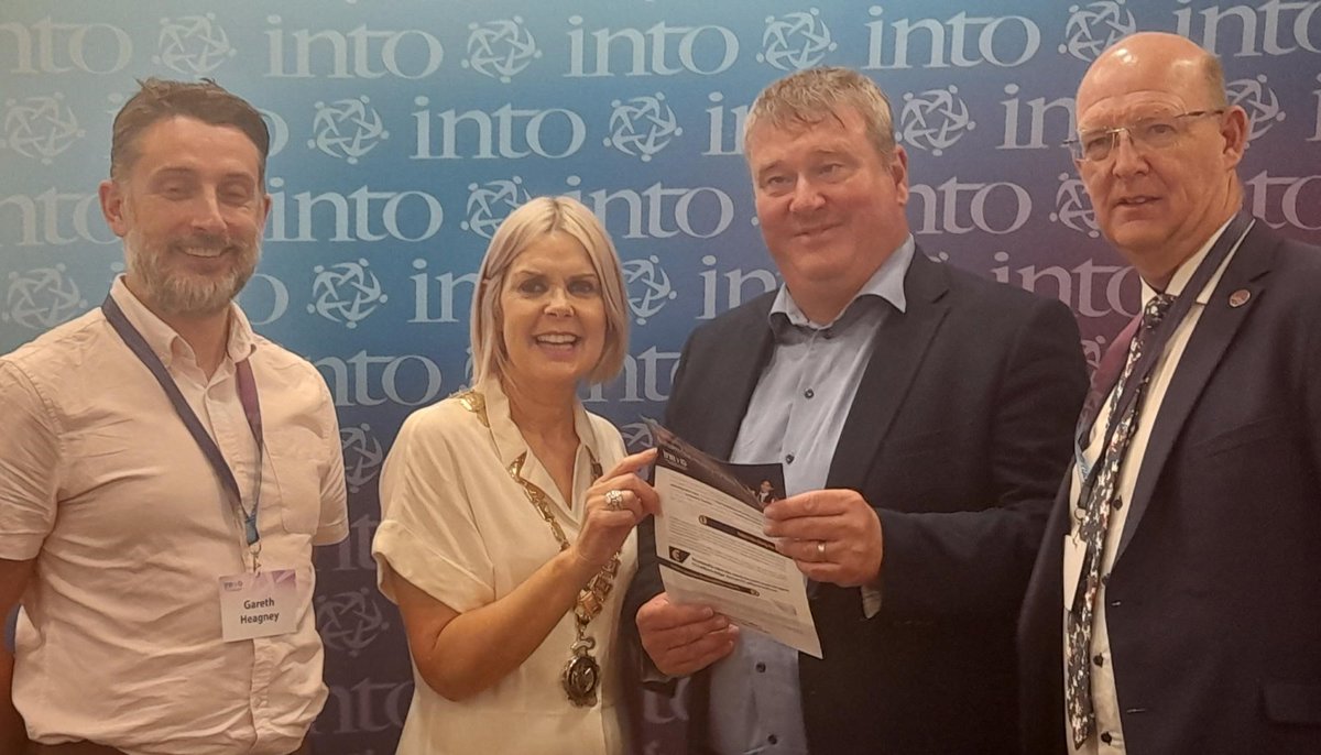 INTOnews's tweet photo. Senator Martin Conway deep in discussion with INTO reps at #INTOlobbyday. #Budget24 must cut average primary class sizes by 2 in all Deis, non-Deis and special schools, to enable teachers meet the broad spectrum of pupil needs and spend more time with each child.
#ReduceClassSize https://t.co/LjIII5SXJX