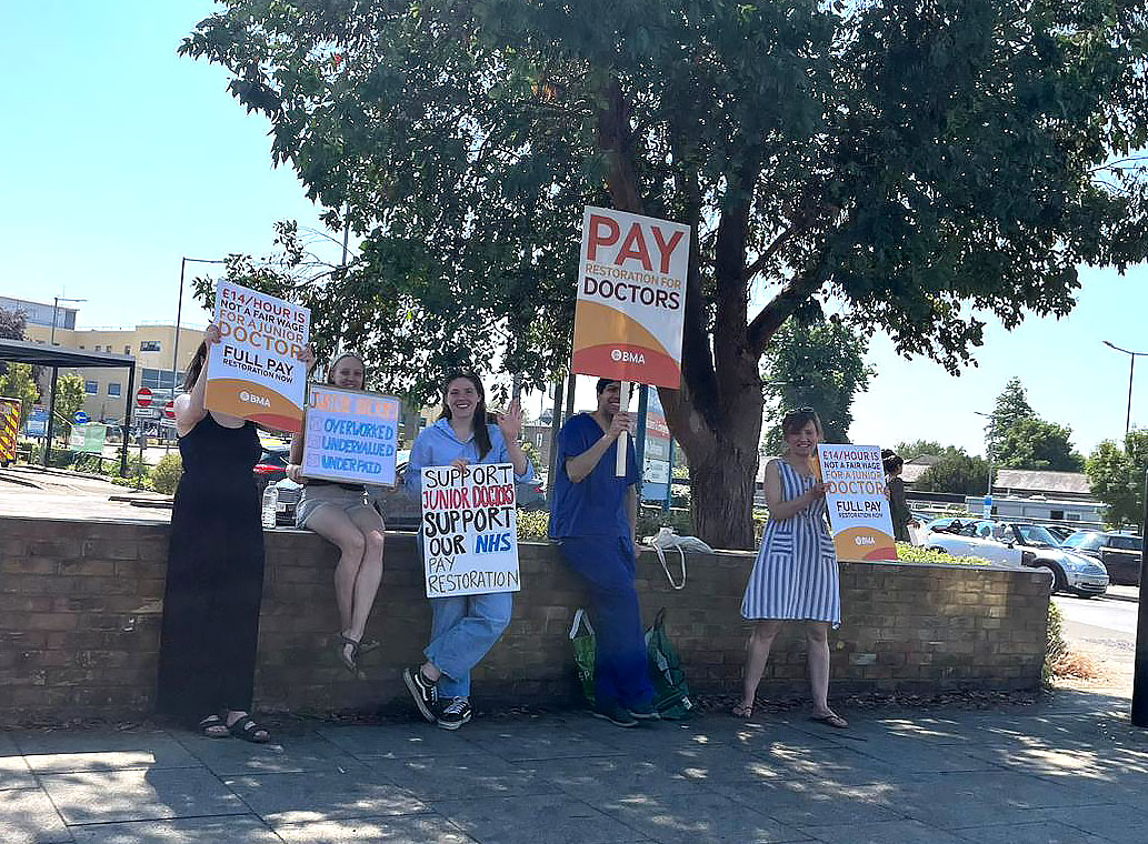 This morning Junior Doctors across England could be seen on picket lines acclimatising themselves to the sort of weather they will soon be enjoying in Australia😎
#JuniorDoctorsStrikes #PayRestoration