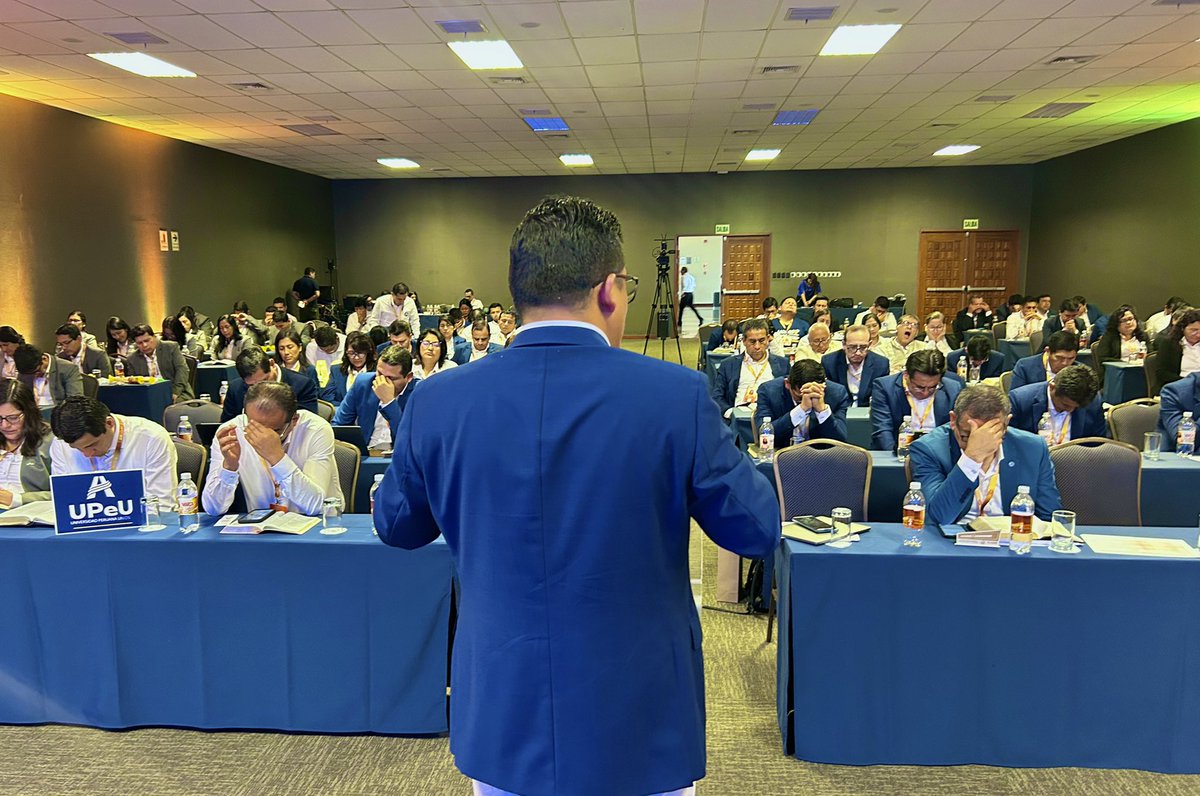 EducacionUPN's tweet photo. 📖“Los líderes deben tener sensibilidad y discernimiento espiritual para cerrar la puerta del secularismo y cuidar de las nuevas generaciones” mencionó el @PrMontalvan en su Mensaje de Inspiración.✨ 
E hizo una oración para seguir formando a #líderes que piensen en el futuro. 🙏🏼 https://t.co/oTMEe6YpkN