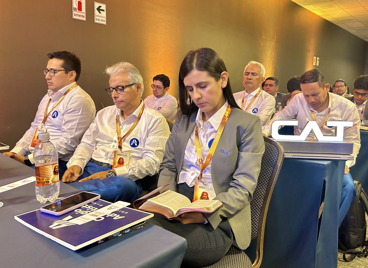 EducacionUPN's tweet photo. 📖“Los líderes deben tener sensibilidad y discernimiento espiritual para cerrar la puerta del secularismo y cuidar de las nuevas generaciones” mencionó el @PrMontalvan en su Mensaje de Inspiración.✨ 
E hizo una oración para seguir formando a #líderes que piensen en el futuro. 🙏🏼 https://t.co/oTMEe6YpkN