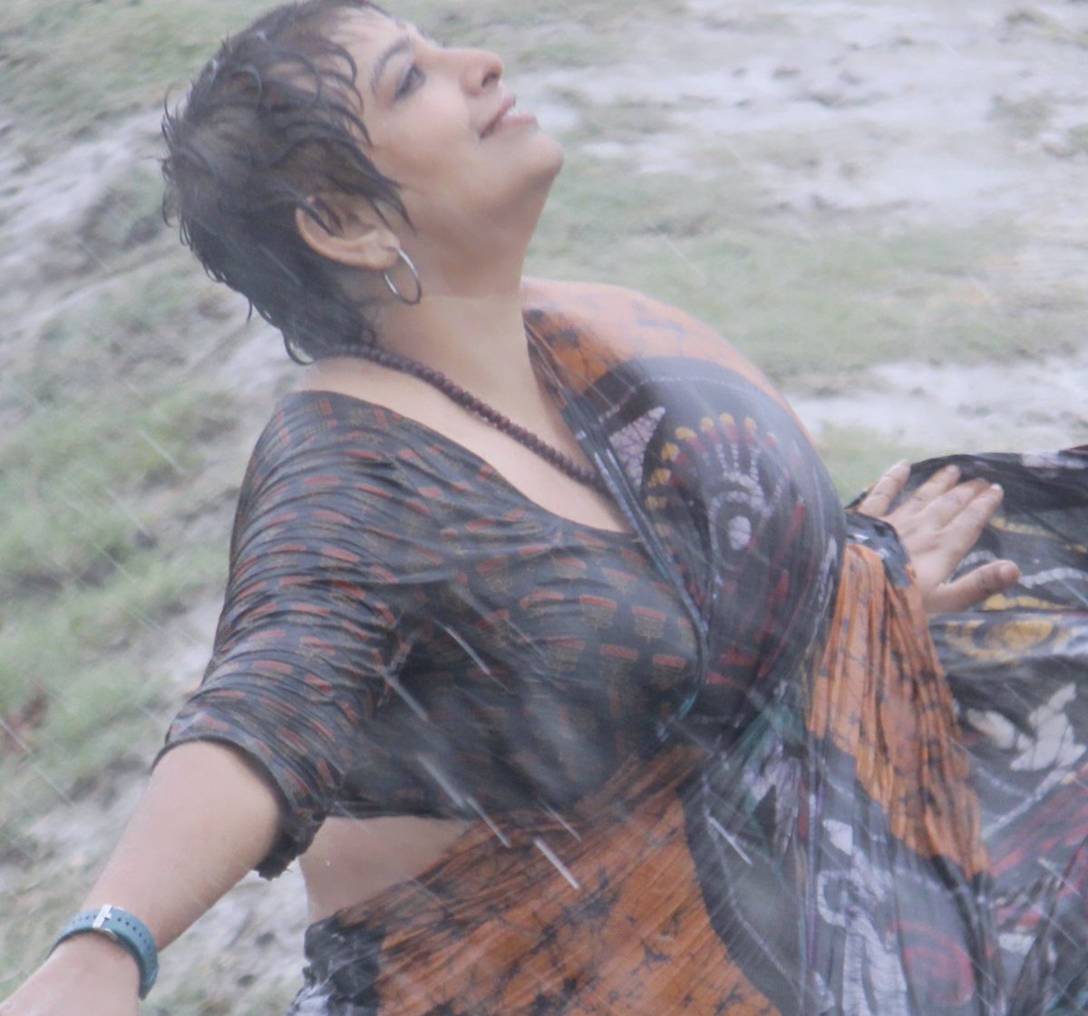 AmritaBoseGupt1's tweet photo. After enduring a scorching heat wave, I refuse to let the opportunity slip away. I yearn to embrace the blissful sensation of raindrops cascading upon me, relishing every moment as I surrender to nature's refreshing gift. #CycloneBiporjoy #rain #heatwave #sensasional #naturelovers #NaturalBeauty