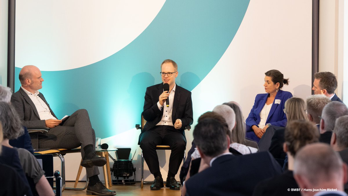 bmftr_bund's tweet photo. Die Zukunft spricht #MINT: Unter diesem Motto treffen sich heute auf dem 11. Nationalen MINT-Gipfel Gäste aus #Politik, #Wissenschaft, #Wirtschaft und #Gesellschaft. Mit dabei ist auch unser Parlamentarischer Staatssekretär @JBrandenburgFDP. https://t.co/Ms3kQlTF5n https://t.co/f57VphCE2t