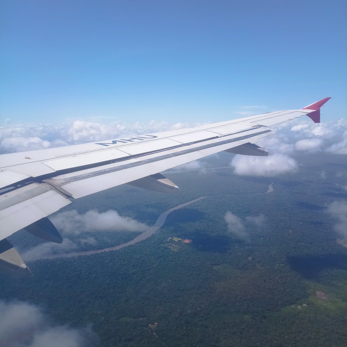 Maysatx's tweet photo. A gente sabe que tá chegando na cidade quando os rios aparecem antes da cidade ❤️
#belém #love #voltandopracasa #Pará #Belém #BelémPará #aproveiteavida https://t.co/eBkM6Vgp8r