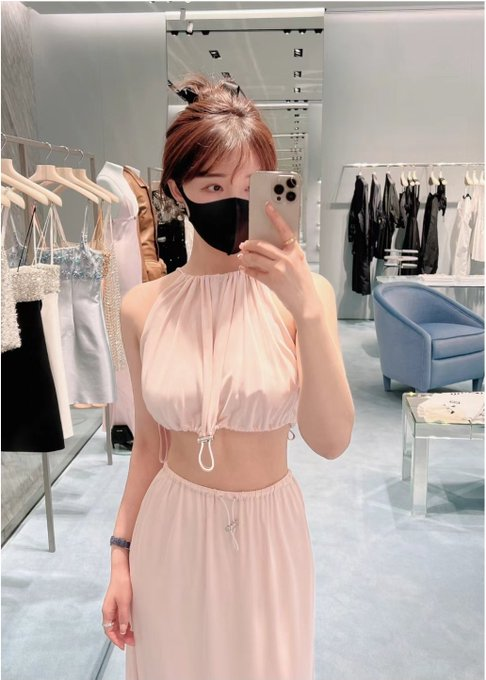 xiaogougou520's tweet photo. 急！大伙看看这衣服能显身材吗？���上要下单了。😅 https://t.co/w8PMf1Gjv7