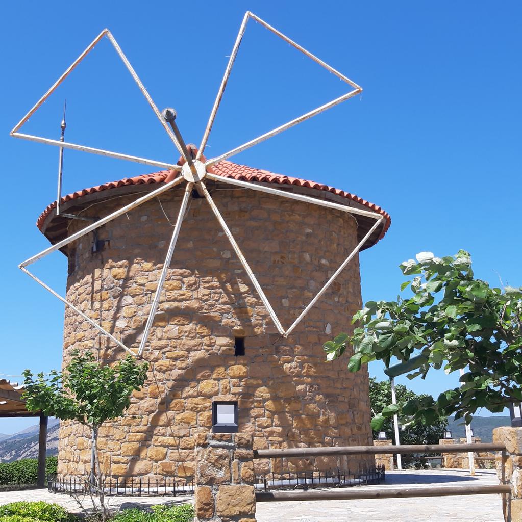 Düştük anılar ırmağına ey çocuk 
Bak işte kan içinde yumruğumuz 
| H. Hüseyin Korkmazgil