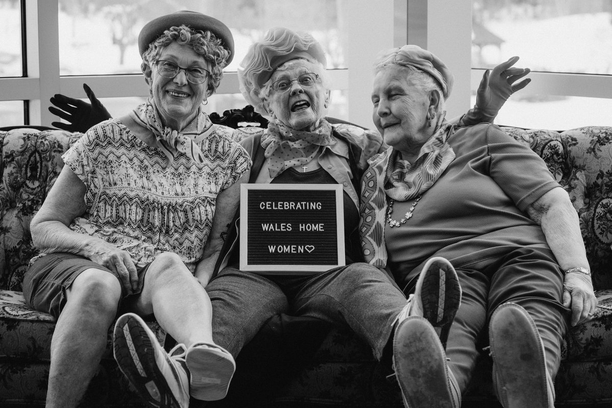 ResidenceWales's tweet photo. Continuing our International Women’s Day series with these beautiful shots! 🤩 Eva Gifford Converse, Evelyn Baker Fraser, Pauline “Polly” Gifford McClure, Dorothy Morrill Morin, and Anna Lawrence Jandron look absolutely fantastic (and so does volunteer Glenna Savage)! 👀 https://t.co/X4LLEYg2xj