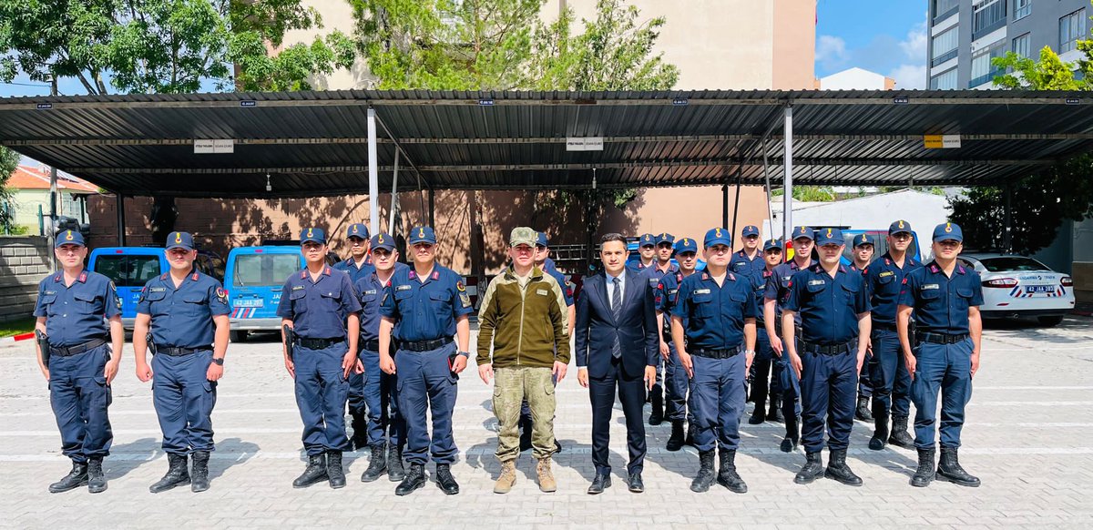Kaymakamımız Oğuz Cem Murat ve Garnizon Komutanı Albay Serdar Tavlayan Jandarma Genel Komutanlığının 184. kuruluş yıl dönümü münasebetiyle İlçe Jandarma Komutanı J.Asb. Kd. Bçvş. Mustafa Sönmez ve İlçe Jandarma personelimizi ziyaret etti.