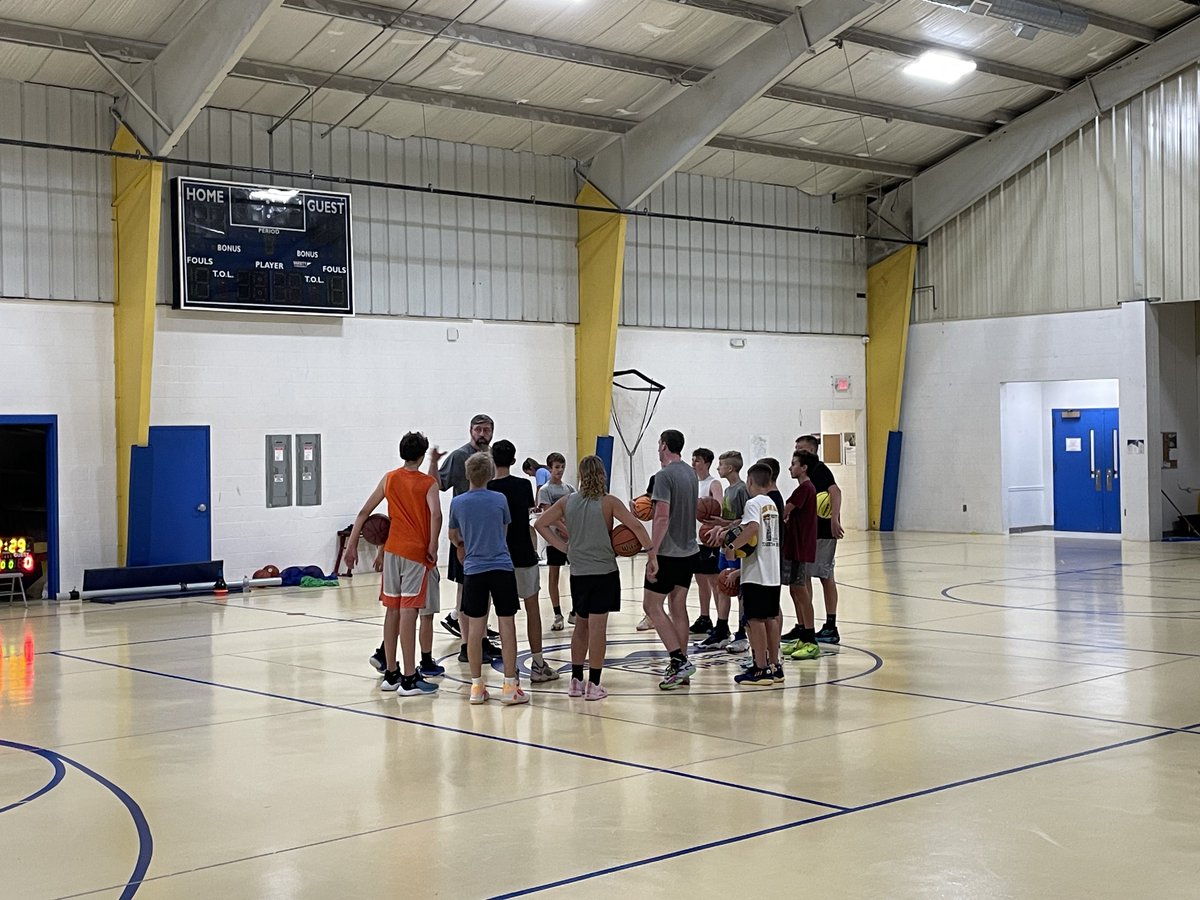 broncofan4life's tweet photo. If you have a son or know a kid playing basketball as a big, you need to follow:
@JRVanHoose
and make sure they participate in his next Big Man Camp!
@GavynXLCombs33 was there yesterday and really enjoyed JRβs teaching and fundamentals guidance. Highly recommended! https://t.co/Hegq3XyIZY