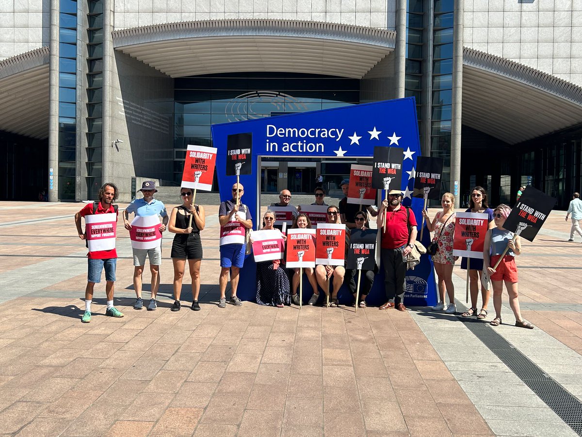 Belgian screenwriters assemble today before @European Parlement to support their American colleagues 
@WGAEast
@WGAWest
 #wgastrong #ScreenwritersEverywhere #IstandwiththeWGA #WGAstrong

@ScreenwritersEU
@Scenaristengilde
@Associationscenaristes