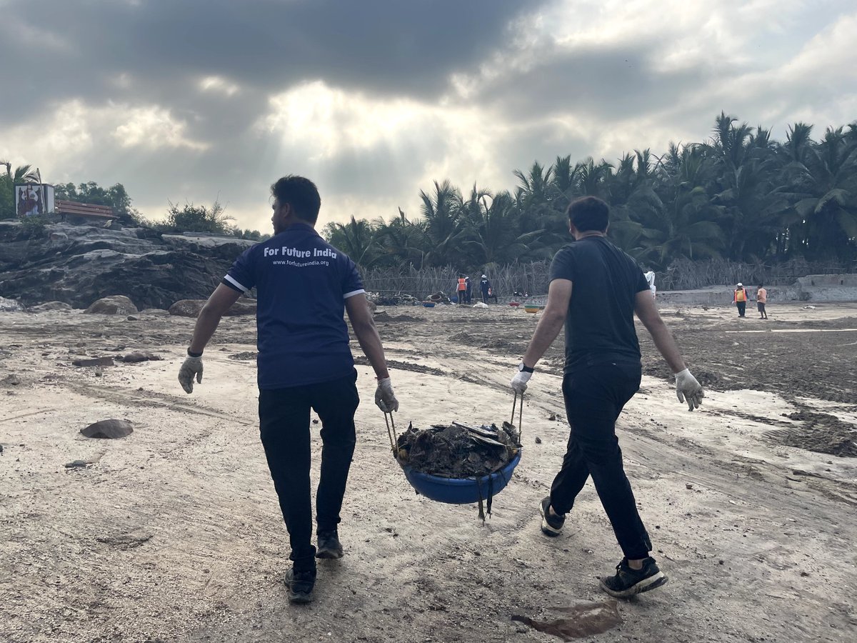 #BeachCleanup199
Velankanni Beach, Mira-Bhayandar 19/03/2023, Sunday 

'Trash looks good in dustbins and oceans look good with marine life'

#ForFutureIndiaTeam #FFI #ForFuturelndia
#NGO