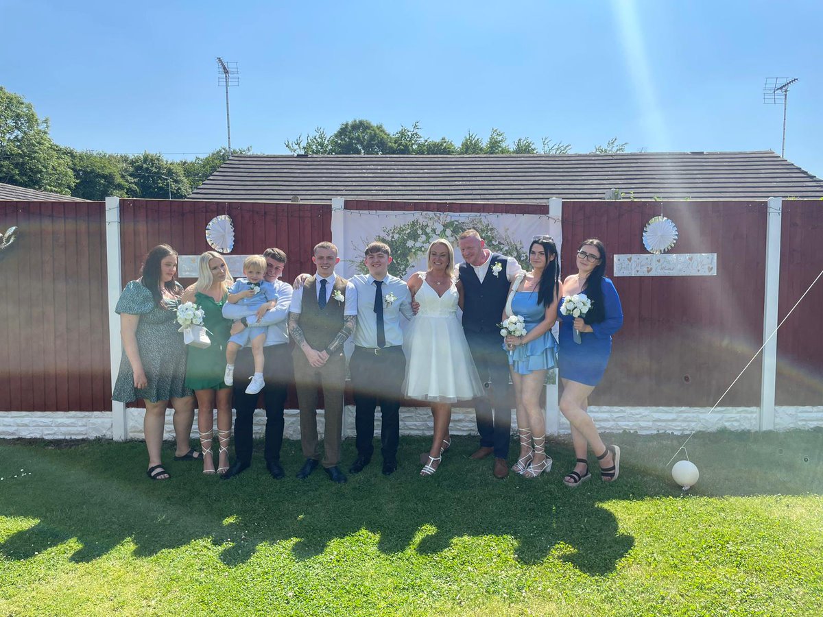 Royston56428882's tweet image. Cheers to the married couple cheers all ❤️🥂🍾🍻