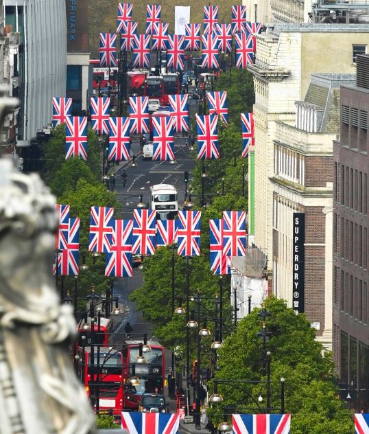 Celebrate Father's Day with Gem Good morning, London.

It is officially Summer 🌞

📸 oxfordstreetw1