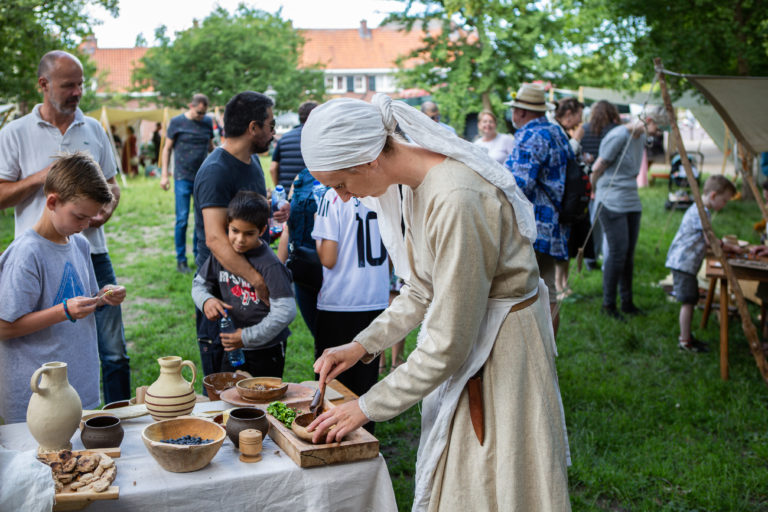 Levende geschiedenis zorgt ervoor dat je erfgoed op een bijzondere manier kunt beleven. Ook aan de slag met levende geschiedenis op jouw erfgoedlocatie? Kom naar de inspiratiemiddag op 7 juli bij <a href="/kasteelheeswijk/">kasteel</a> (Noord-Brabant): 🏰erfgoedvrijwilliger.nl/agenda/inspira…