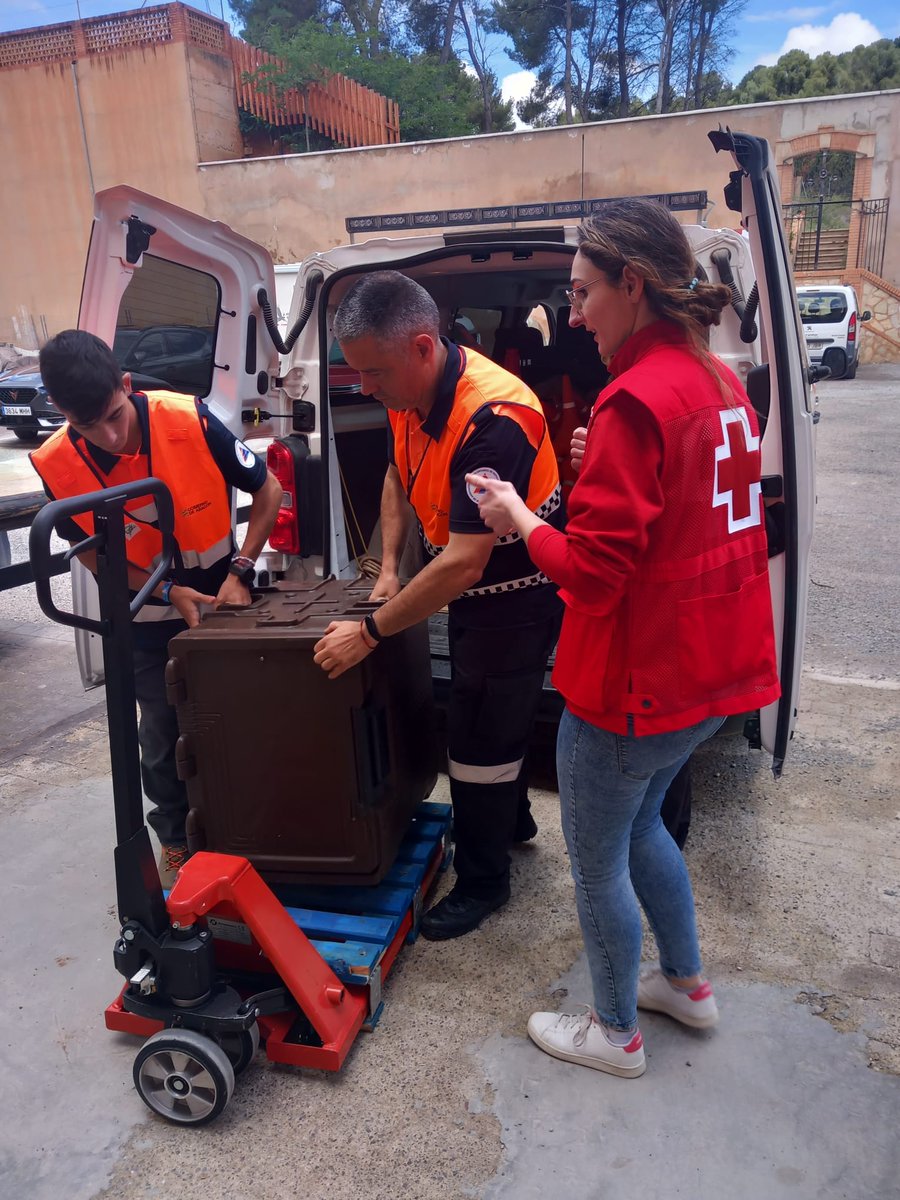 CruzRojaAragon's tweet photo. El Equipo de Intervención Psicosocial de Cruz Roja en Aragón, integrado por personas voluntarias de las tres provincias está prestando apoyo a las familias afectadas por el derrumbe del edificio en #Teruel
#ElPoderdelaHumanidad https://t.co/BGT5p5USWK