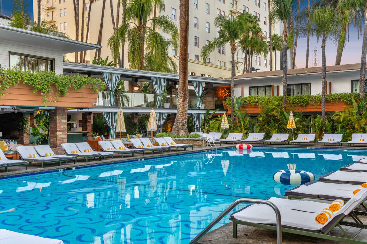 ¿Piscina o playa? Con piscinas como la de The Hollywood Roosevelt lo tenemos claro. 🛟

No se encuentra solo en uno de los hoteles más emblemáticos del país, si no que el fondo es un mural realizado por el pintor David Hockney. <a href="/preferredhotels/">Preferred Hotels</a>

#ThePreferredLife