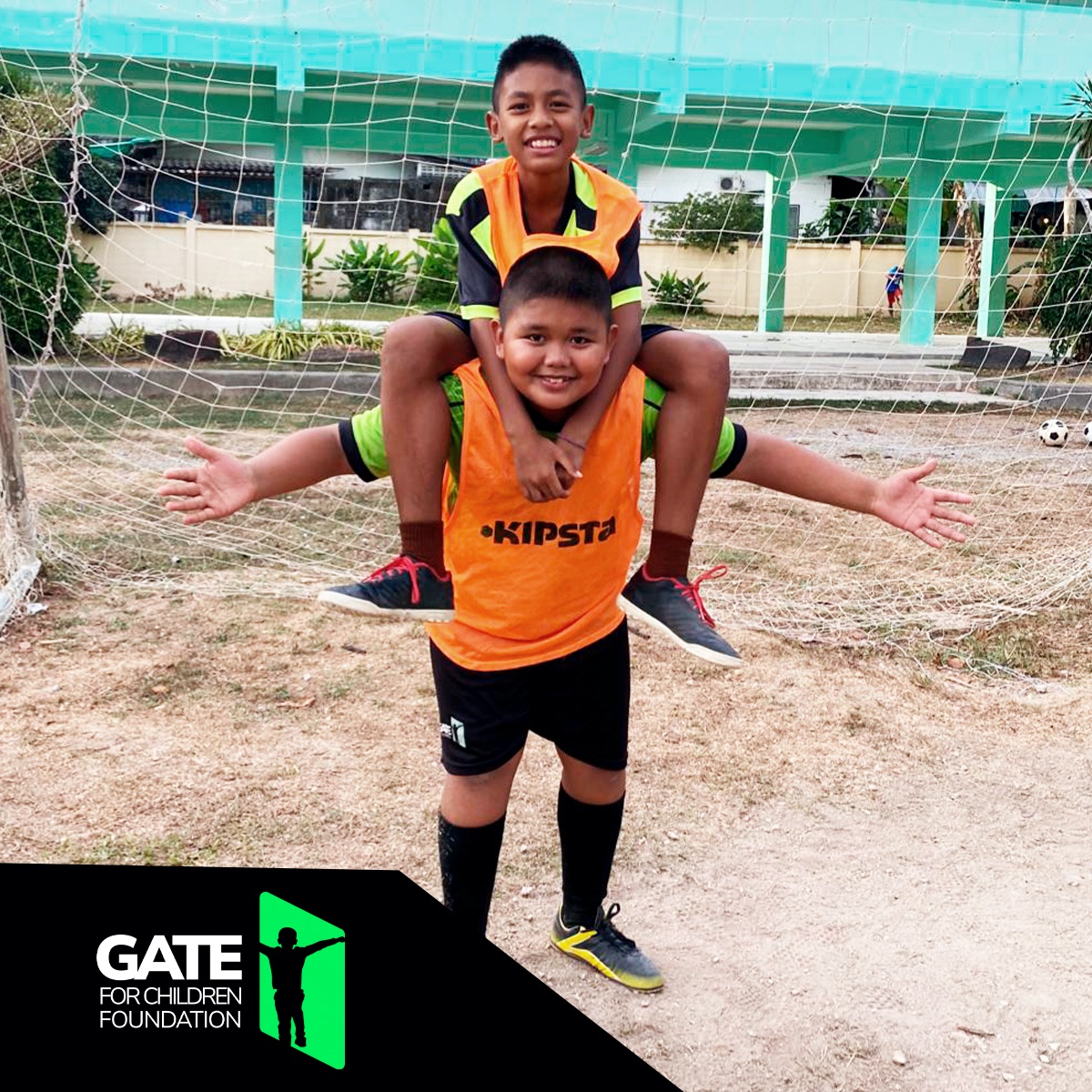 GateforChildren's tweet photo. El #compariso es un valor clave para #GATE.

A través del entrenamiento del fútbol enseñamos a los niños y niñas de nuestra fundación que el compañerismo es un valor vital, no solo en el campo de juego sino que también en la vida.

#GateforChildren https://t.co/1vRoHxxSZS