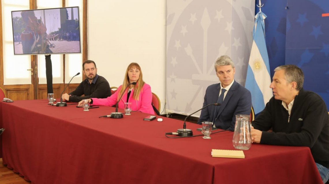 KovacevichOk's tweet photo. Llevamos adelante un encuentro con empresarios y referentes sindicales del sector hotelero de la ciudad de #Rosario, presentando distintas líneas de acción que el @GobSantaFe tiene en marcha para acompañar y expandir la actividad.
📰👇
https://t.co/J0rKTbSR7O https://t.co/VVKcfOd8ZW