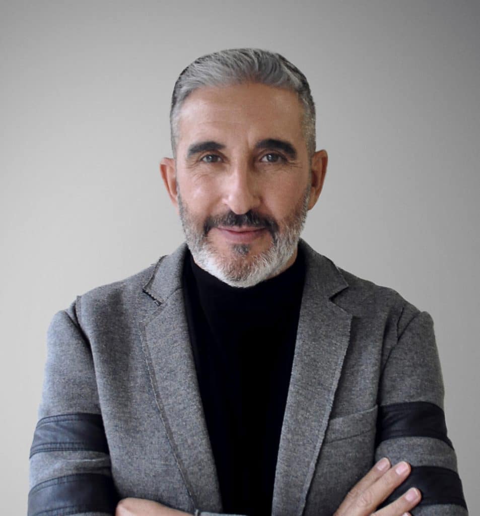 CoiffureProf's tweet photo. El 10 de junio nos dejó el gran peluquero, formador y asesor de imagen Gonzalo Zarauza 💔 Aquí va un repaso a la vida de este artista carismático, tan querido en la #revistaCoiffure como en el resto de la #peluquería.
Hasta siempre, Gonzalo 🔗https://t.co/ume1I4mefw https://t.co/zvHiyHlhCk