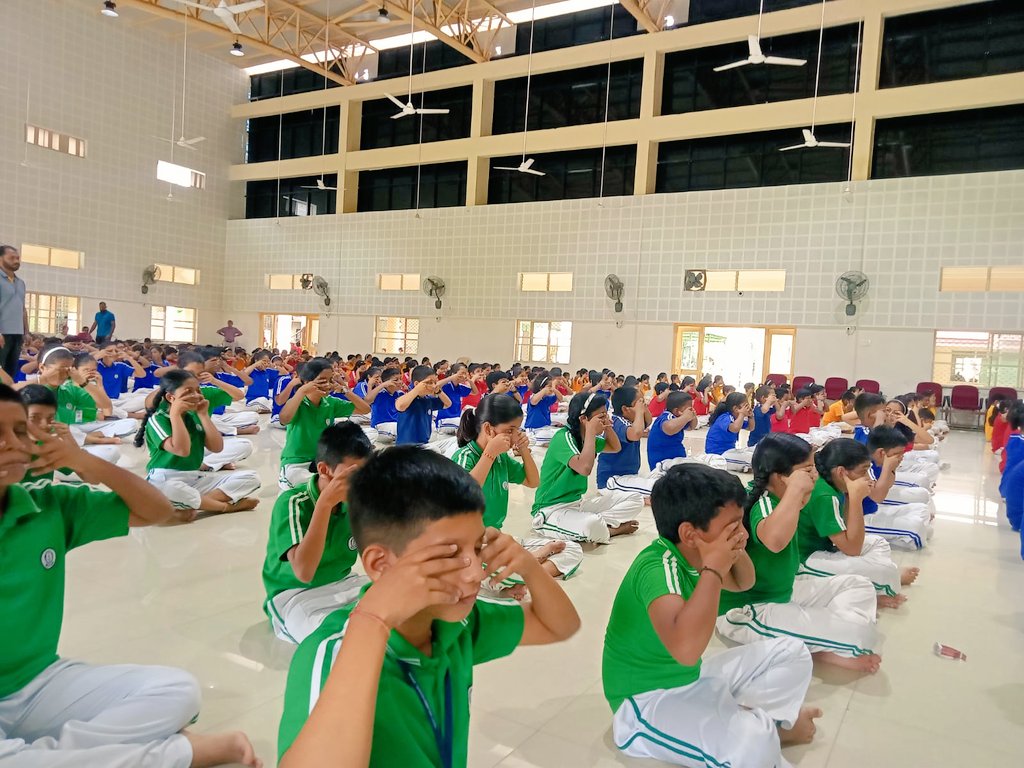 #YogaForWellnessAtSNC
Kudos👏🏼 to Navy Children School,#Kochi who commenced the week long celebrations for #IDY23.800 children participated in the inaugural session performing common #yoga protocol of asanas, chalana kriya, meditation & pranayams.
7️⃣ days to go for #IntlDayofYoga