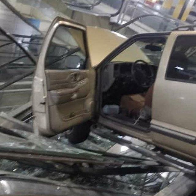 eutrafico's tweet photo. La noche de este martes #13Jun se registró un accidente en el estacionamiento del centro comercial Sambil, en #Chacao (Caracas).

Una camioneta presuntamente aceleró y atravesó una pared de vidrio y se estrelló contra las escaleras mecánicas. 

#EUVzla #Accidente https://t.co/qnWMeHkmP6