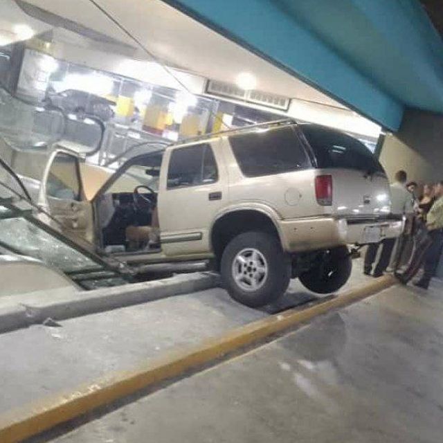 La noche de este martes #13Jun se registró un accidente en el estacionamiento del centro comercial Sambil, en #Chacao (Caracas).

Una camioneta presuntamente aceleró y atravesó una pared de vidrio y se estrelló contra las escaleras mecánicas. 

#EUVzla #Accidente