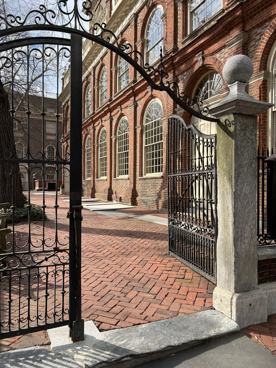 angienashville's tweet image. On #FlagDay a throwback to spring of 2022, family trip, walking through #Philadelphia with a stop @BetsyRossHouse. 

I feel so grateful to have experienced &amp;amp; learned from such an amazing city for four years @BrynMawrCollege #walkmore #AmericanHistory 🇺🇸