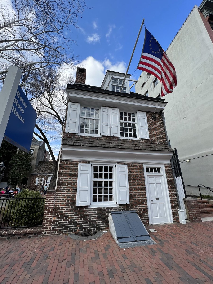 angienashville's tweet image. On #FlagDay a throwback to spring of 2022, family trip, walking through #Philadelphia with a stop @BetsyRossHouse. 

I feel so grateful to have experienced &amp;amp; learned from such an amazing city for four years @BrynMawrCollege #walkmore #AmericanHistory 🇺🇸