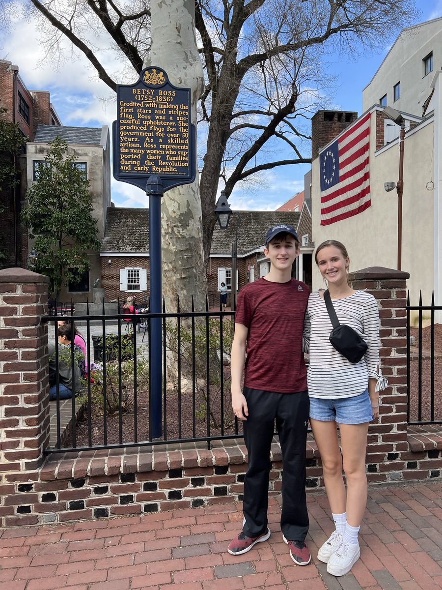 angienashville's tweet image. On #FlagDay a throwback to spring of 2022, family trip, walking through #Philadelphia with a stop @BetsyRossHouse. 

I feel so grateful to have experienced &amp;amp; learned from such an amazing city for four years @BrynMawrCollege #walkmore #AmericanHistory 🇺🇸