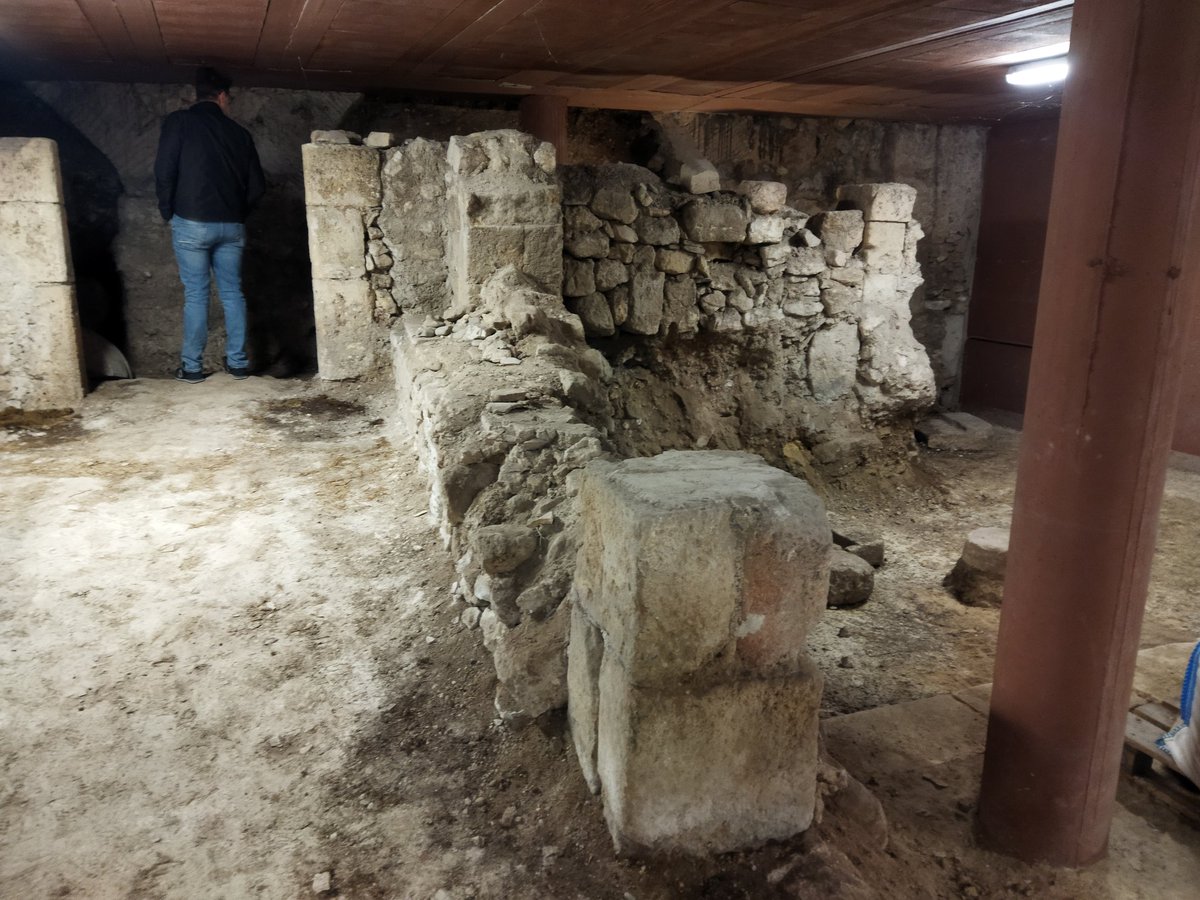 TgnTT's tweet photo. La primera parada va ser descobrir que al carrer Granada, sota la Casa Canals, es conserva un carrer medieval i unes poques construccions que, ben museïtzades, ens podrien servir per entendre millor com era la ciutat en època medieval. https://t.co/FSOG0DrVqa